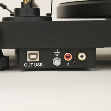 Виниловый проигрыватель Pro-Ject Debut Carbon DC Phono USB White (OM-10)